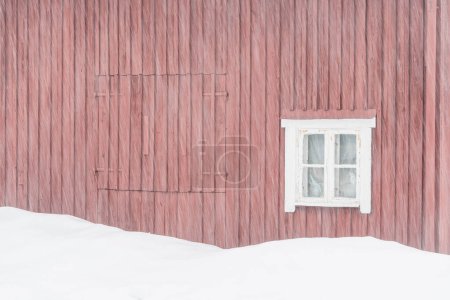 Téléchargez les photos : Chute de neige devant la maison en bois rouge - en image libre de droit