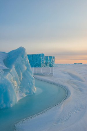 Foto de Ice berg en el mar congelado al amanecer - Imagen libre de derechos
