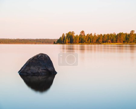Téléchargez les photos : Pierre couchée dans un lac calme, Suède - en image libre de droit