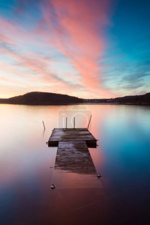 Téléchargez les photos : Jetée dans le lac au lever du soleil - en image libre de droit