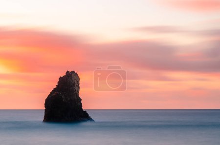 Téléchargez les photos : Formation rocheuse en mer au lever du soleil - en image libre de droit
