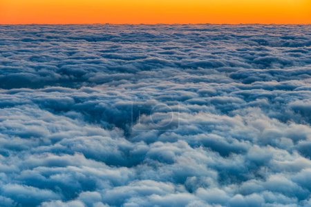 Téléchargez les photos : Au-dessus des nuages au lever du soleil - en image libre de droit