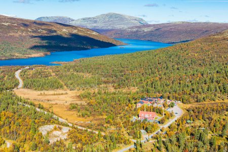 Foto de Vista aérea de los edificios y la carretera frente al lago y el paisaje de montaña, Suecia. - Imagen libre de derechos