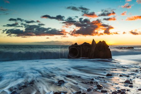 Téléchargez les photos : L'océan Atlantique rencontre la terre sur les rives de Madère. Coucher de soleil peint ciel, vagues crash, beauté de la nature. - en image libre de droit