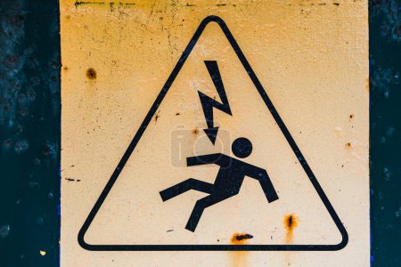 Foto de Advertencia: ¡Peligro! Señal de advertencia eléctrica con representación de figura humana. Forma del triángulo. - Imagen libre de derechos