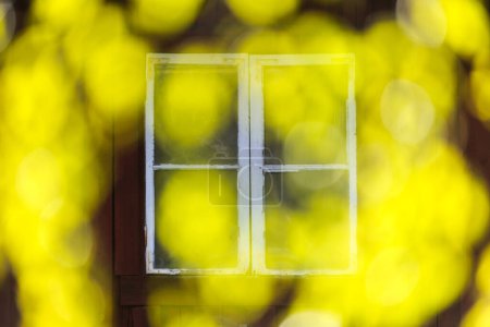 Téléchargez les photos : Fenêtre avec motif jaune abstrait, Munkfors, Vrmland, Suède - en image libre de droit