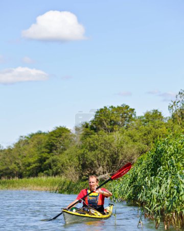 Téléchargez les photos : Homme kayak sur la rivière, Nordre lv, Suède - en image libre de droit