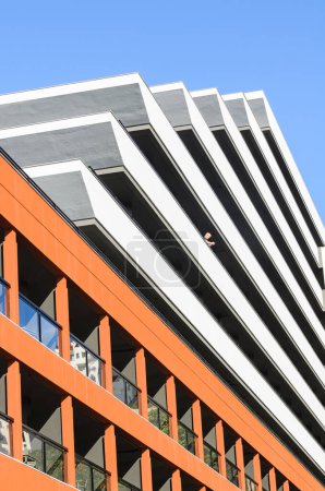 Téléchargez les photos : FUNCHAL, MADEIRA - 14 NOVEMBRE 2011 : Personne debout sur le balcon de l'hôtel - en image libre de droit