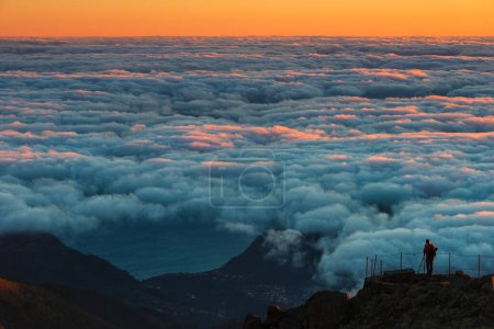 Foto de Silueta del fotógrafo por encima de las nubes - Imagen libre de derechos