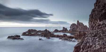 Téléchargez les photos : Panorama des falaises escarpées en mer - en image libre de droit
