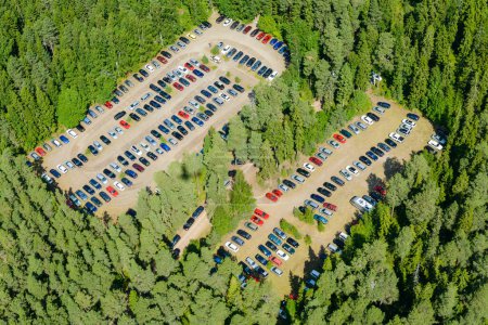Foto de Vista de ángulo alto de bosque y estacionamiento - Imagen libre de derechos