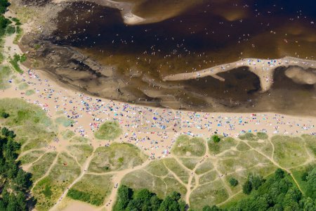Téléchargez les photos : Vue aérienne de la plage avec des personnes - en image libre de droit