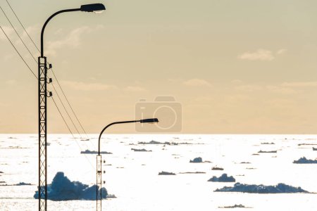 Téléchargez les photos : Lampadaire devant la mer - en image libre de droit