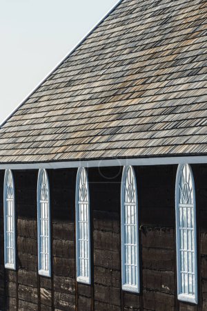 Téléchargez les photos : Fenêtres et toit de l'église - en image libre de droit