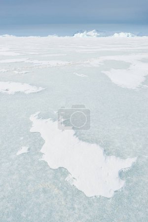Téléchargez les photos : Formations dans la glace sur mer gelée - en image libre de droit
