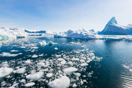 Téléchargez les photos : Le fjord Ilulissat est un fjord de la baie de Dissko sur la côte ouest du Groenland. Le fjord d'Ilulissat a été inscrit en 2004 sur la liste du patrimoine mondial de l'UNESCO. - en image libre de droit