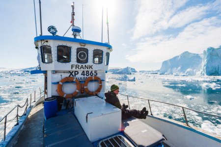 Téléchargez les photos : Navire touristique dans le fjord d'Ilulissat avec icebergs - en image libre de droit