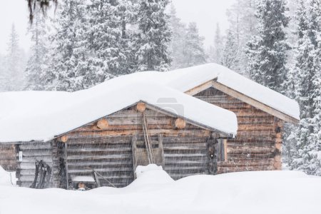 Foto de Edificios de granero de madera en el paisaje de invierno - Imagen libre de derechos