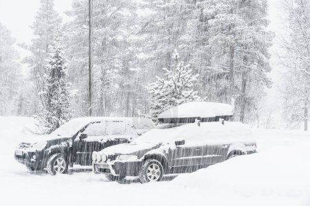 Téléchargez les photos : STORSTERN, SUÈDE - 3 JANVIER 2017 : Voitures stationnées dans des chutes de neige - en image libre de droit