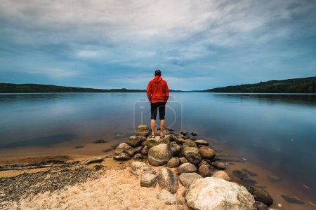 Foto de Hombre parado solo en el lago, Suecia - Imagen libre de derechos