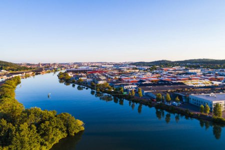 Téléchargez les photos : Vue aérienne de la rivière calme au milieu des bâtiments de la ville - en image libre de droit