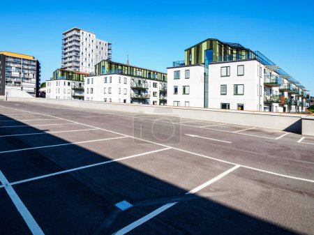 Téléchargez les photos : Parking vide devant les bâtiments - en image libre de droit