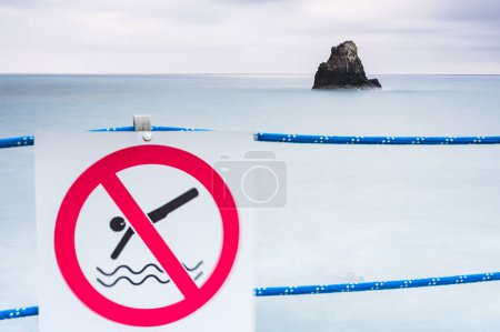 Foto de Montón de mar frente a señal desenfocada - Imagen libre de derechos