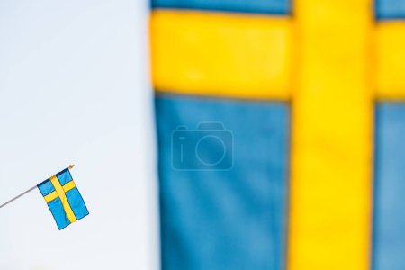 Foto de Bandera sueca detrás de otra bandera - Imagen libre de derechos