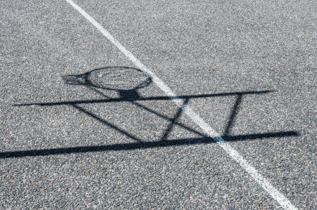 Foto de Sombra de aro de baloncesto en el pavimento - Imagen libre de derechos