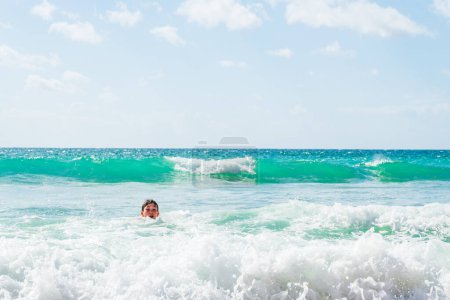 Téléchargez les photos : Garçon jouant dans la mer, coup de tête, Alvor, Algarve, Portugal, Europe - en image libre de droit