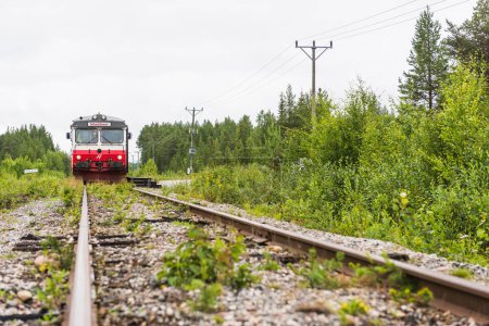 Téléchargez les photos : JOKKMOKK, SUÈDE - 7 AOÛT 2015 : Train sur chemin de fer dans le nord de la Suède - en image libre de droit