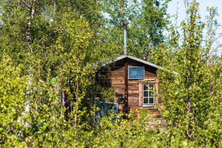 Téléchargez les photos : Ancienne cabine en bois avec panneau solaire - en image libre de droit
