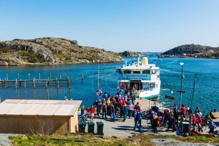 Téléchargez les photos : Personnes entrant dans le ferry pour la ville de Gothenburg - en image libre de droit