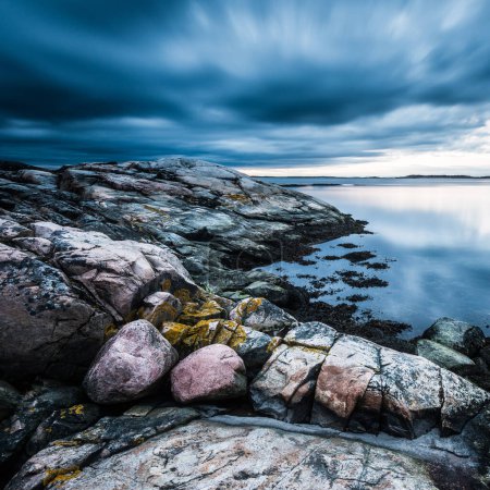 Foto de Costa rocosa con cielo dramático - Imagen libre de derechos