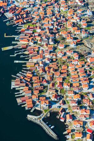 Téléchargez les photos : Vue aérienne des maisons de village, Suède - en image libre de droit