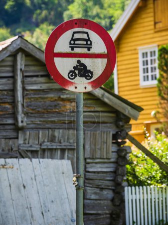 Foto de Señal de advertencia roja circular en la antigua carretera que prohíbe conducir. - Imagen libre de derechos