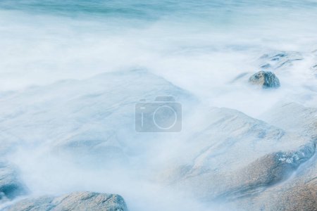 Téléchargez les photos : Vagues entraînées par le vent s'écrasant sur la côte rocheuse de Suède - en image libre de droit