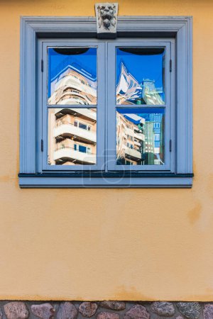 Tagesreflexion der Fassade des Göteborger Gebäudes mit Bilderrahmenfenster