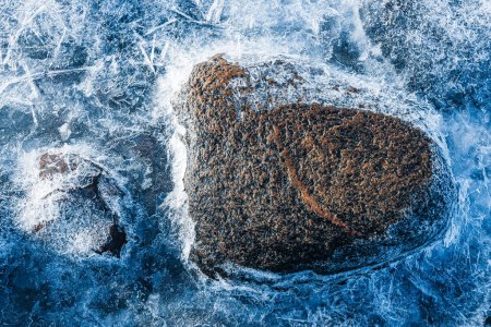 Téléchargez les photos : Rivage d'hiver avec eau glacée, roches gelées et pierres en Suède - en image libre de droit