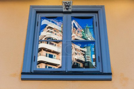 Reflejo diurno del exterior del edificio de Gotemburgo con ventana de marco