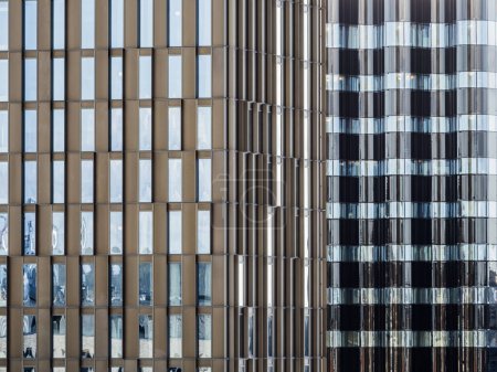 Téléchargez les photos : Deux grands bâtiments l'un à côté de l'autre dans le paysage urbain de Gothenburg, en Suède. Les structures surplombent le paysage urbain environnant, mettant en valeur l'architecture moderne et le développement urbain. - en image libre de droit