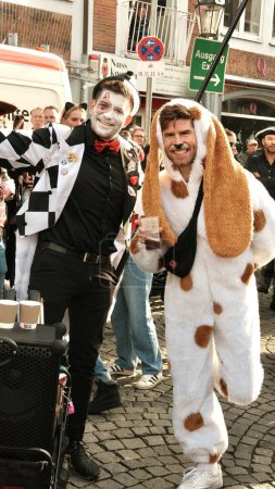 Téléchargez les photos : Deux jeunes hommes en costumes de carnaval.Célébration du carnaval à Düsseldorf 2022. 11 novembre. Photo de haute qualité - en image libre de droit