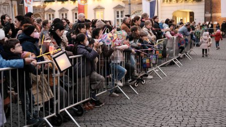 Foto de Selebración del día de San Martín. Los niños y sus padres de pie con linternas de papel hechas a sí mismos en la plaza principal de la ciudad Düsseldorf .Alemania.10 de noviembre de 2022.Foto de alta calidad - Imagen libre de derechos