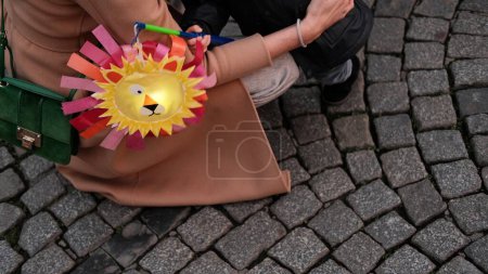 4K .Selebración del día de San Martín. Los niños y sus padres de pie con linternas de papel hechas a sí mismos en la noche en la plaza principal de la ciudad Düsseldorf .Alemania.10 de noviembre de 2022.Alta calidad 4k
