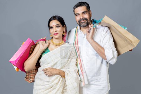 Téléchargez les photos : Couple indien en tenue ethnique avec plaque de prière regardant vers la caméra, Couple indien en tenue ethnique célébrant le Festival, diwali - en image libre de droit