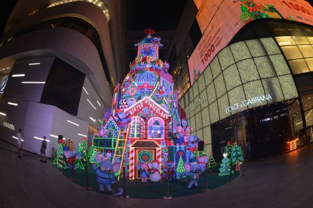 Téléchargez les photos : BANGKOK, THAÏLANDE - 7 DÉCEMBRE 2022 : Lumière et poupée décorent belle sur la célébration de l'arbre de Noël 2023 au grand magasin Emquatier pour le jour de Noël et événement Bonne année à Bangkok capitale, Thaïlande. - en image libre de droit