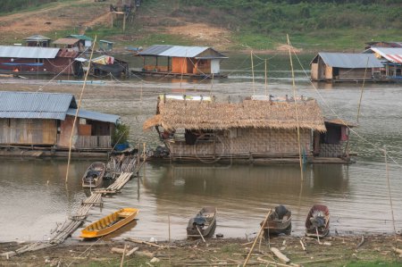 Téléchargez les photos : Péniche en bambou dans la rivière Songkhlalia près de Mon Bridge ou Uttamanusorn. Situé Amphoe Sangkhlaburi, province de Kanchanaburi au centre de la Thaïlande. - en image libre de droit