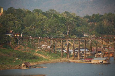 Téléchargez les photos : Mon Bridge or Uttamanusorn Bridge is a wooden bridge used to cross the Songkhlalia river to Mon village. It is a wooden bridge that is 445 meters long. Location Sangkhlaburi, Kanchanaburi , Thailand. - en image libre de droit