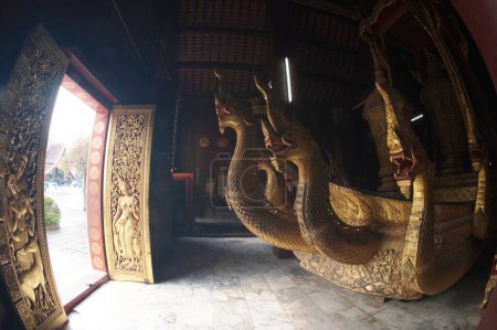 Téléchargez les photos : Le Naga sur la péniche cérémonielle dans la salle Chariot ou chapelle funéraire pour le roi à Wat Xieng String Un certain nombre de restaurations ont eu lieu pour maintenir le temple, qui reste dans un état remarquable depuis sa création dans les années 1500. - en image libre de droit