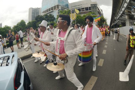 Téléchargez les photos : BANGKOK, THAÏLANDE - 25 JUIN 2023 : Vue du groupe de cuivres en célébrant dans les rues lors du défilé annuel de la fierté communautaire LGBTQ + en célébrant la fierté amoureuse à la fin de Mardi Gras. - en image libre de droit